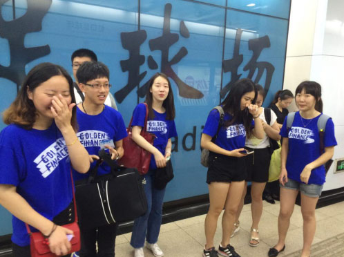 Q小组直奔地铁站，前往目的地：南京路步行街