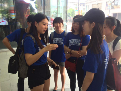南京东路地铁站外，Q小组成员们在模拟，要如何跟陌生人聊天，拿到自己想要的答案